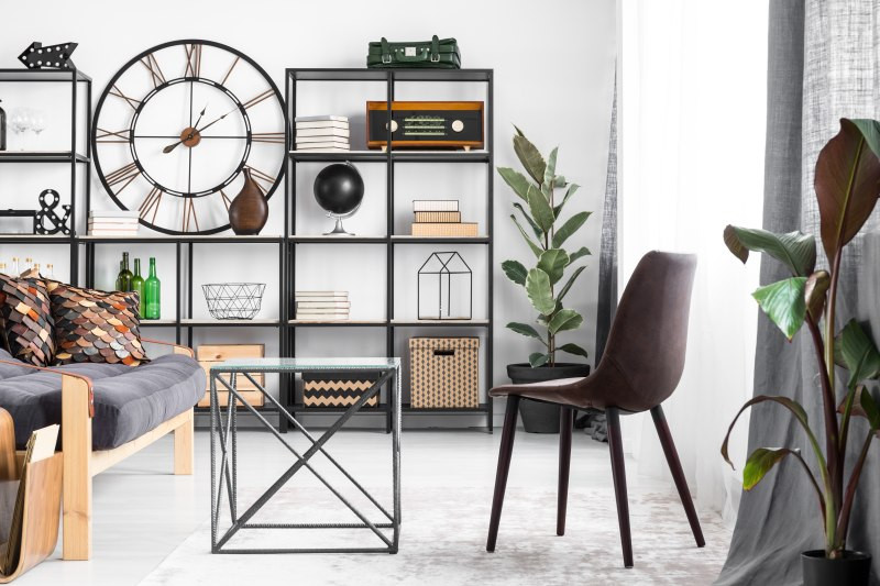 Industrial Einrichtung – Wohnzimmer mit offenem Metallregal.