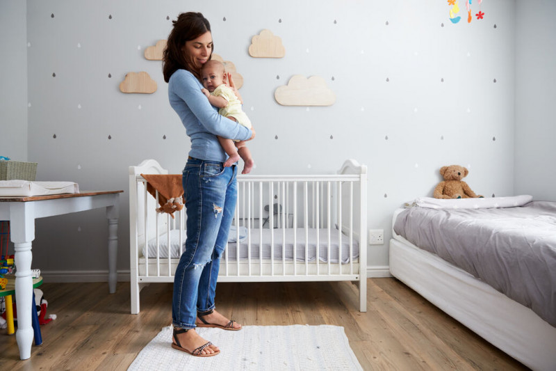 Babyzimmer einrichten: Kinderzimmer mit Babybett und Naturmöbeln