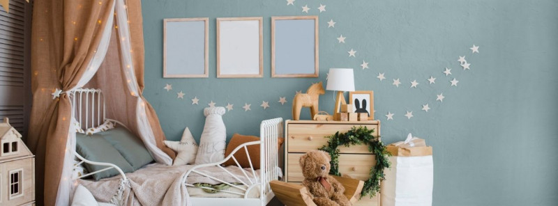 Kinderzimmer gestrichen mit Lehmfarbe im Ton Traumsand