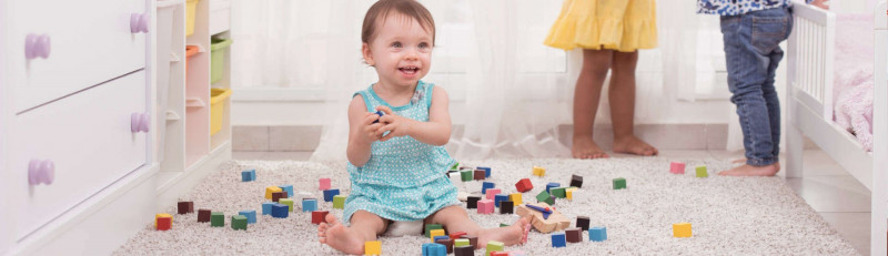 Helle Farben und Möbel lassen das Kinderzimmer größer wirken