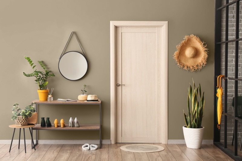 Flur gestalten: Moderner Eingangsbereich mit farblichen Akzenten vor einer hellen Wand.