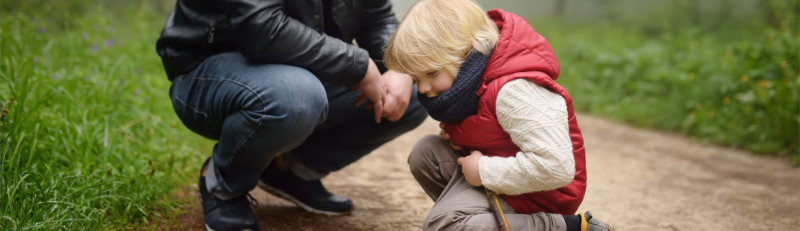 Bewusst Zeit nehmen für Entdeckungen: Kleinkind beobachtet Schnecke