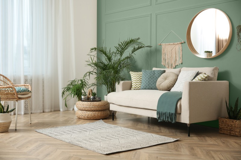 Einrichtung Boho – Wohnzimmer in beige mit grünen Akzenten.