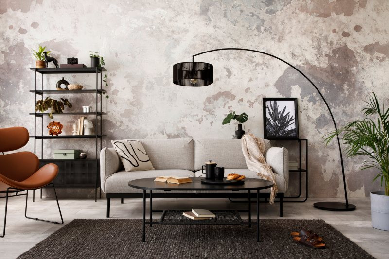 Industrial Style Wohnzimmer – Wohnzimmer mit heller Couch und Ledersessel.