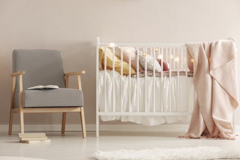 Babyzimmer in der Wandfarbe Sternenschweif aus der Wiegenlied-Kollektion