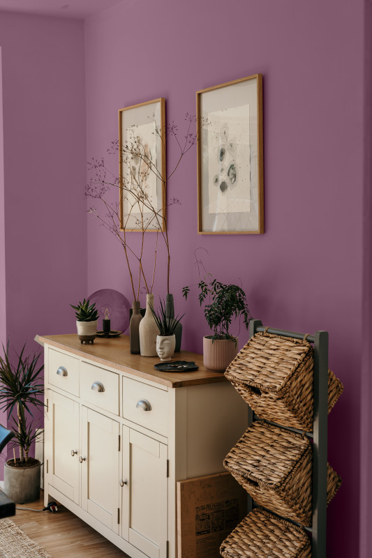 Welche Farbe im Wohnzimmer – Wohnzimmer mit Rattan-Akzenten.