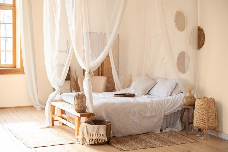 Boho Schlafzimmer – Himmelbett mit Korblampen.