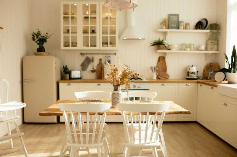 Boho Küche – Helle Landhausküche mit Trockenblumen.