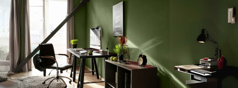 Wandgestaltung Arbeitszimmer – Büro mit kräftiger Wandfarbe im Ton Weideland