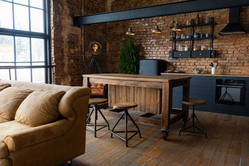 Küche Industrial Style – Dunkle, offene Küche mit matt lackiertem Metall und Holzelementen.