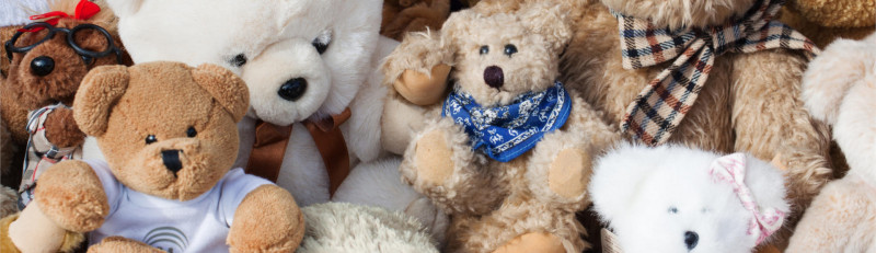 Eine Auswahl Teddybären an einem Flohmarkt-Stand.